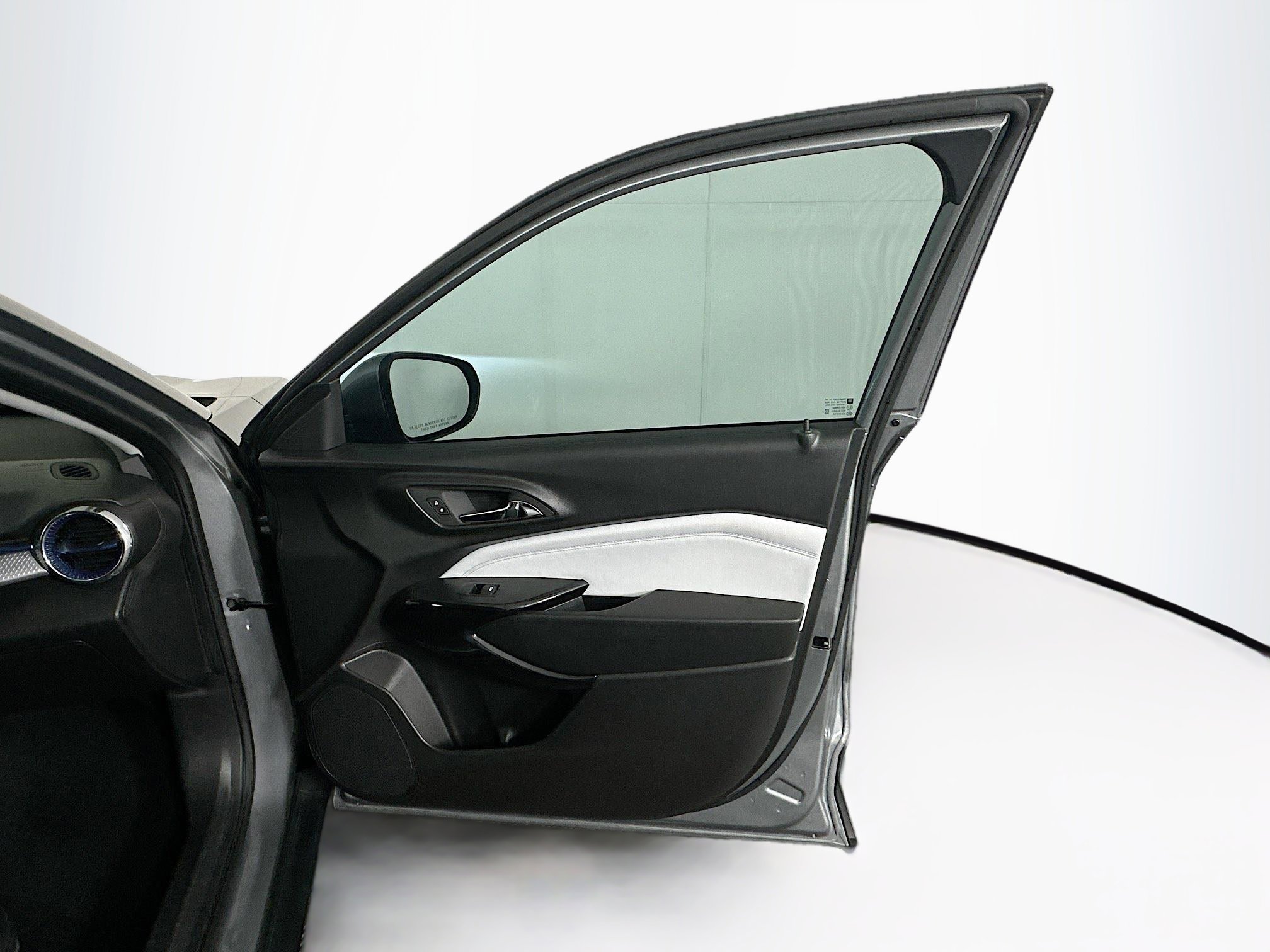 Used 2025 Chevrolet Trax LT w/ LT Convenience Package image 29