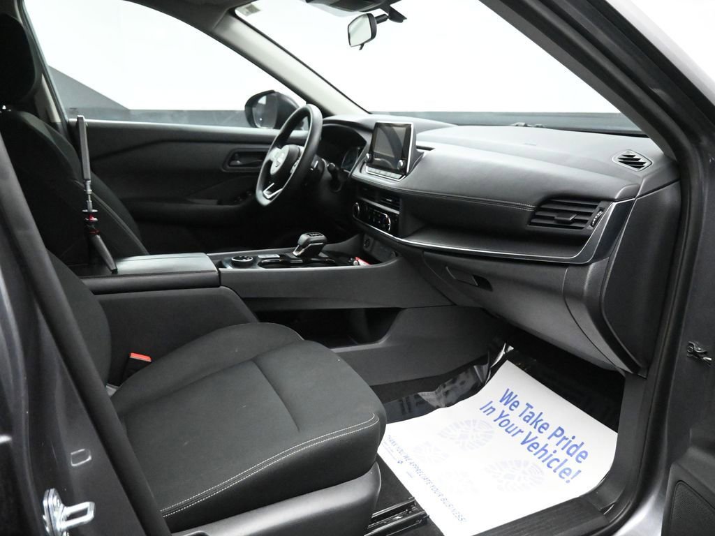 Used 2024 Nissan Rogue S image 19