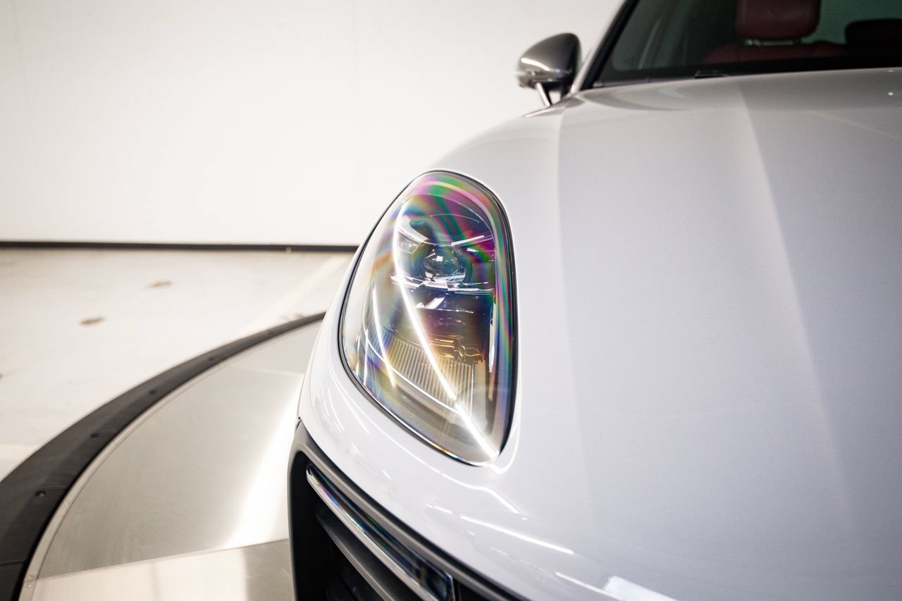 Certified 2023 Porsche Macan Turbo AWD/4WD image 13
