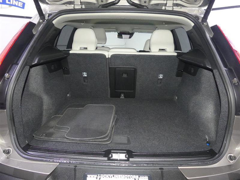 Used 2022 Volvo XC40 T5 Momentum image 9