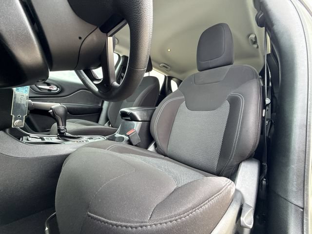 Used 2020 Jeep Cherokee Latitude FWD image 11