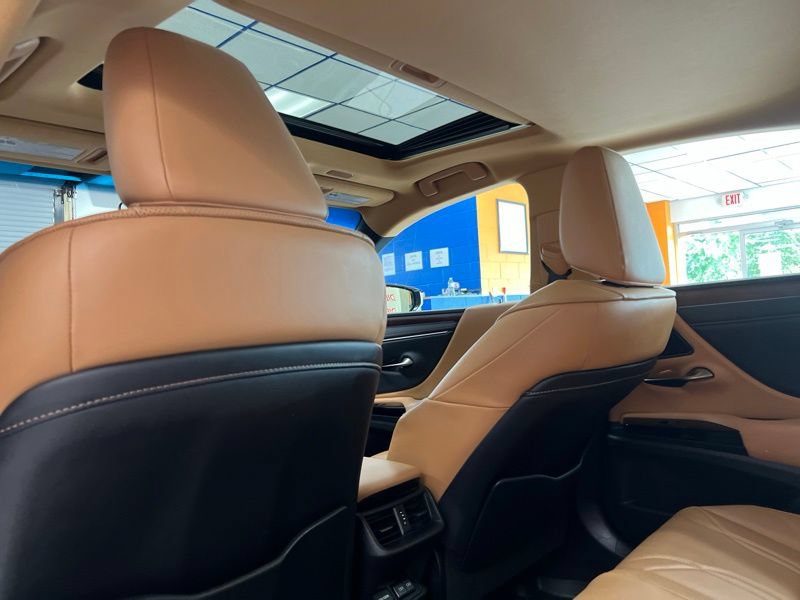 Used 2024 Lexus ES 300h w/ Accessory Package (Z1) FWD image 17