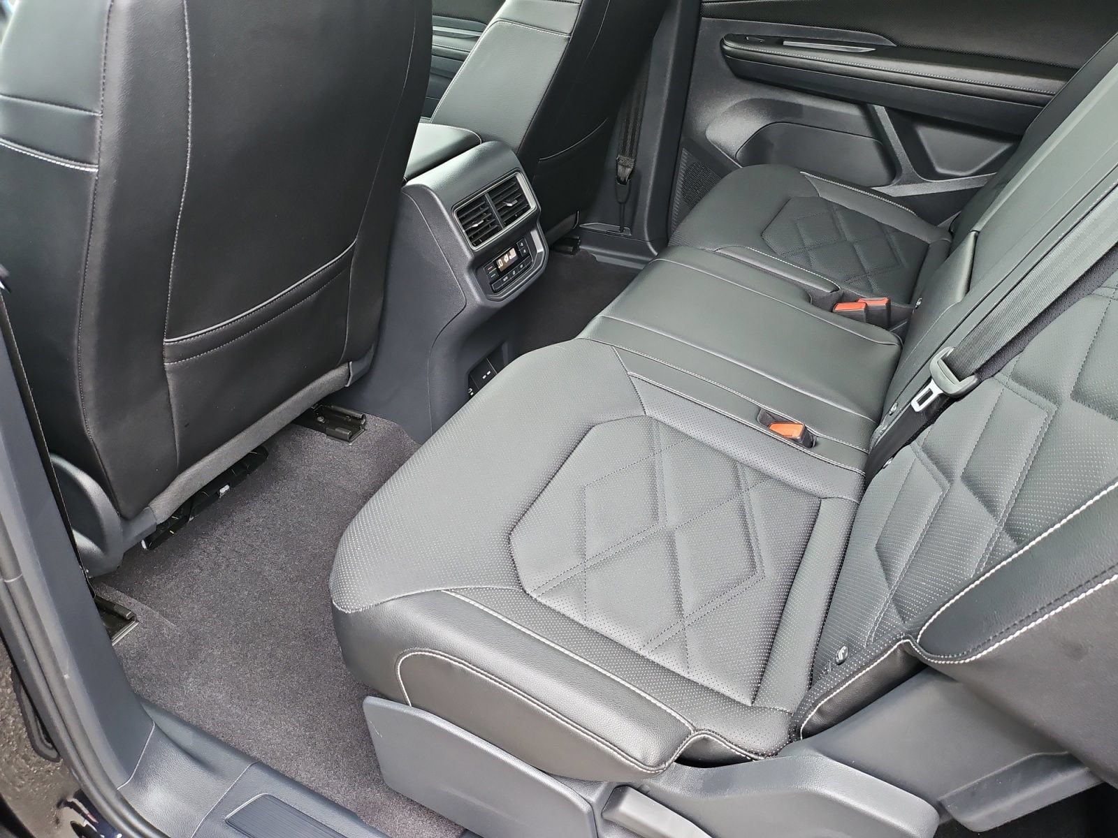 Used 2024 Volkswagen Atlas SE AWD/4WD image 31