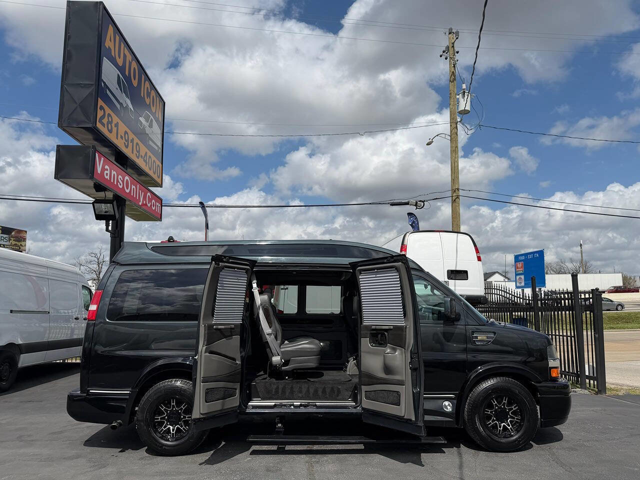 Used 2017 Chevrolet Express 2500 image 5