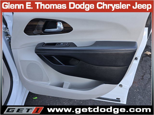 Certified 2024 Chrysler Pacifica Limited image 37