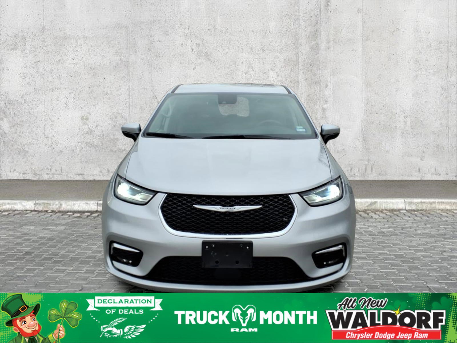 Used 2023 Chrysler Pacifica Touring-L image 5