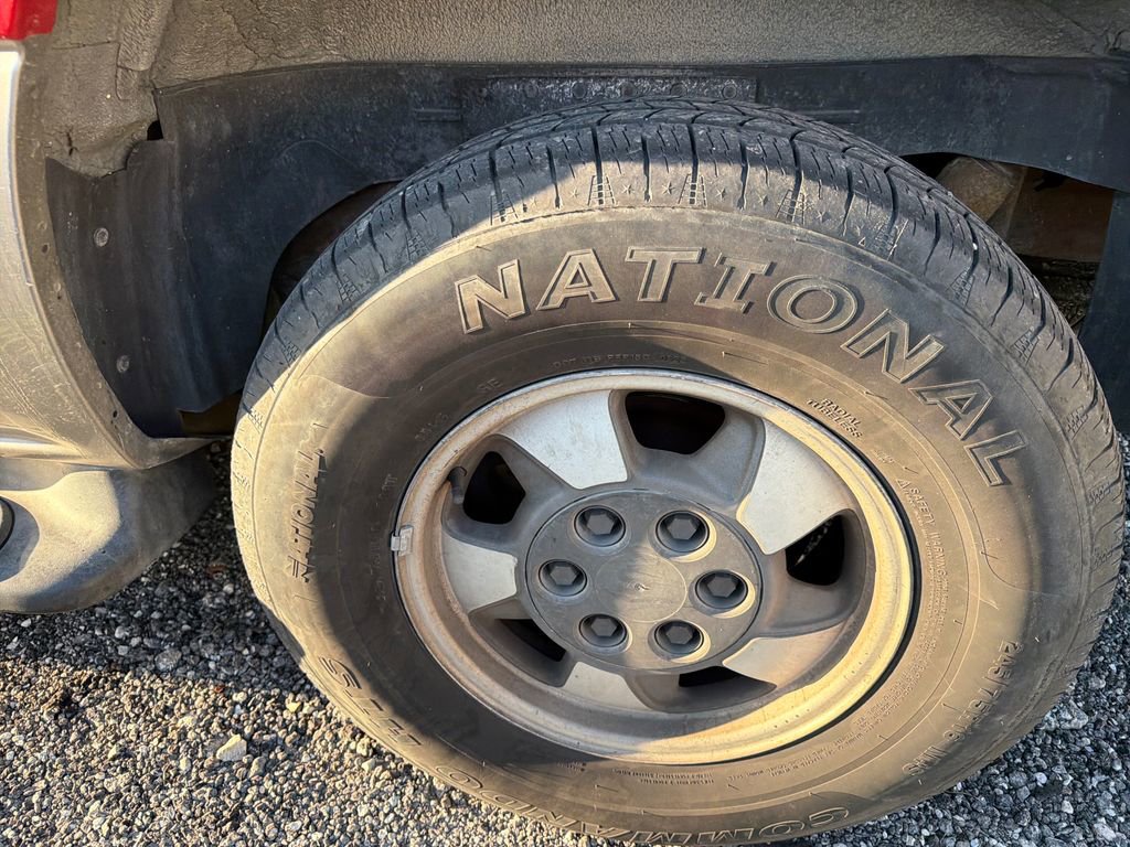 Used 2000 Chevrolet Suburban LS w/ LS Preferred Equipment Group RWD image 14