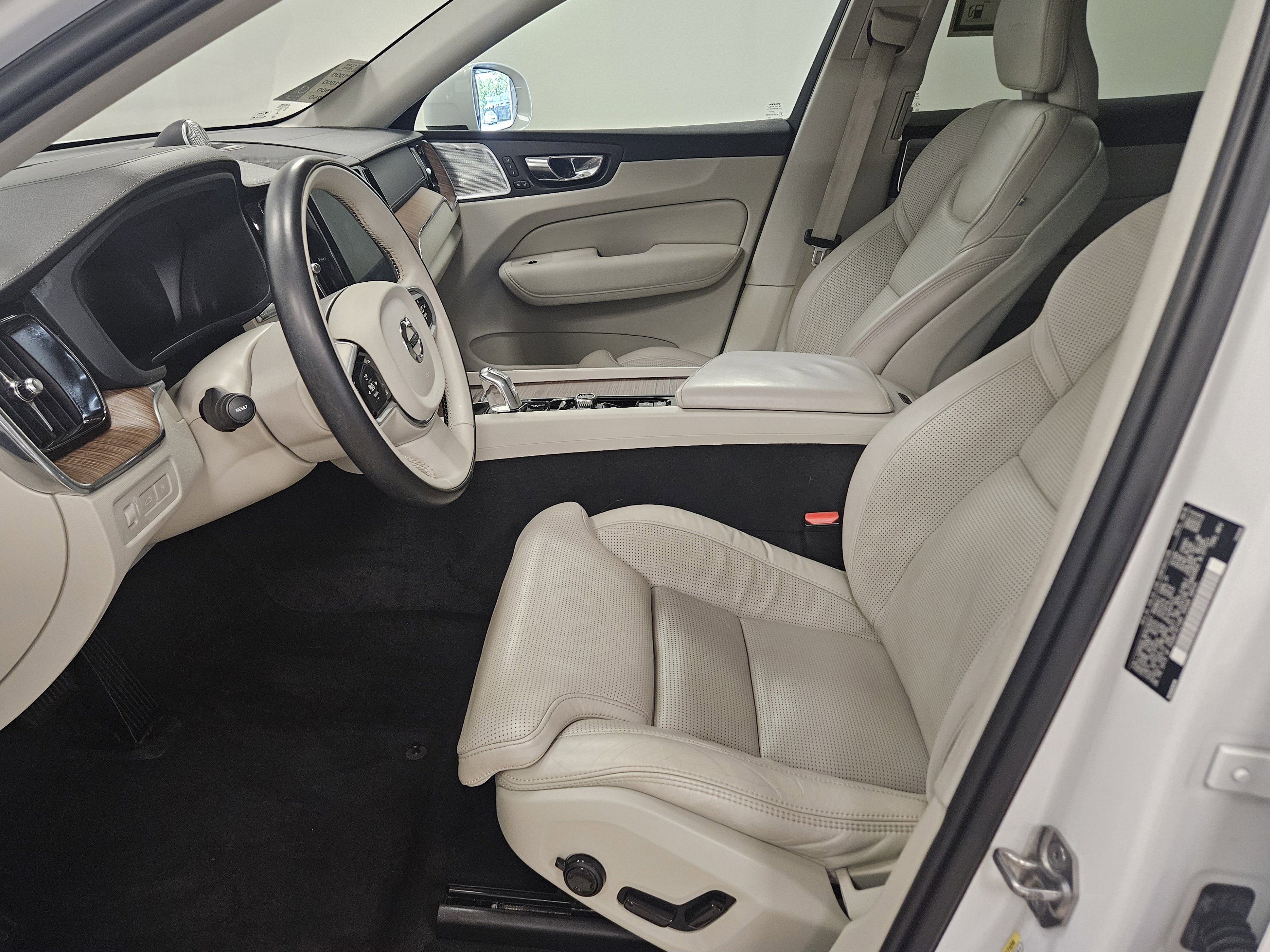 Used 2019 Volvo XC60 T8 Inscription w/ Advanced Package AWD/4WD image 8