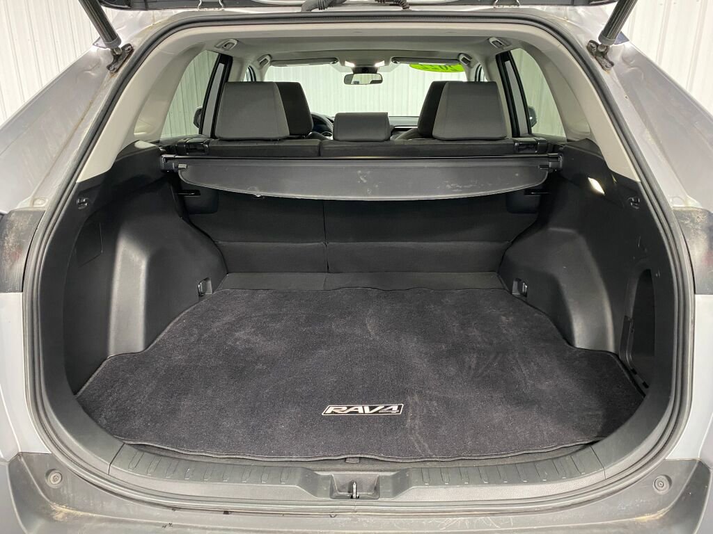 Used 2022 Toyota RAV4 XLE image 7