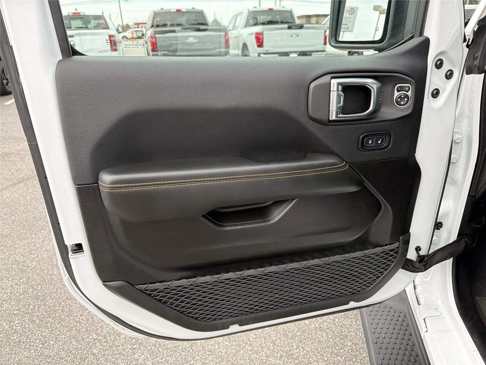 Used 2025 Jeep Wrangler Sahara image 11