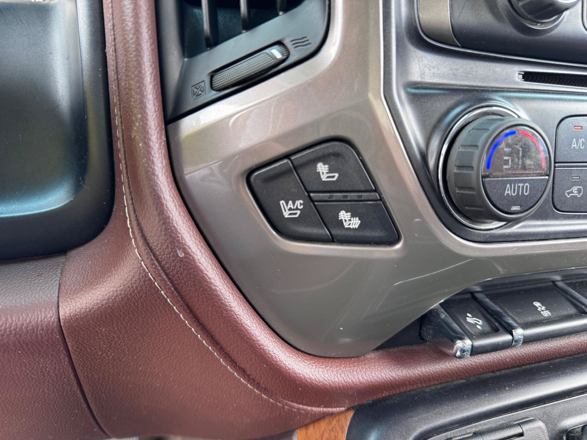 Used 2015 Chevrolet Silverado 1500 High Country w/ High Country Premium Package AWD/4WD image 34