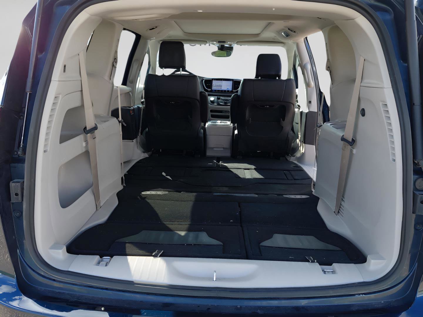 Used 2024 Chrysler Pacifica Touring-L AWD/4WD image 18
