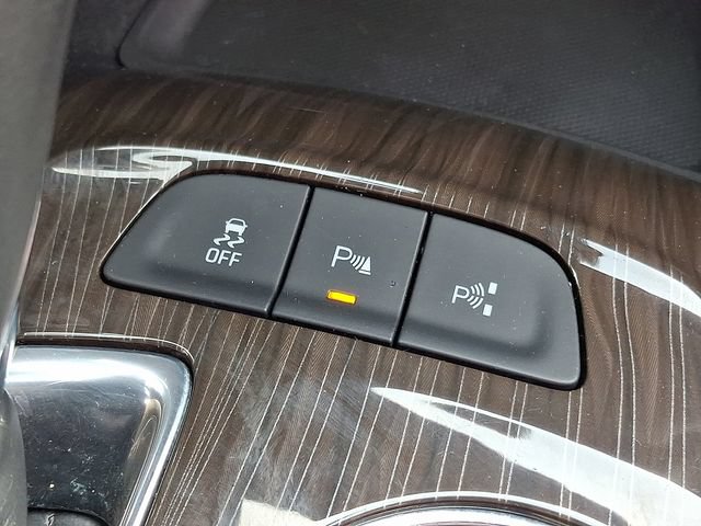 Certified 2018 Chevrolet Malibu Premier w/ Premier Sun and Wheel Package FWD image 25