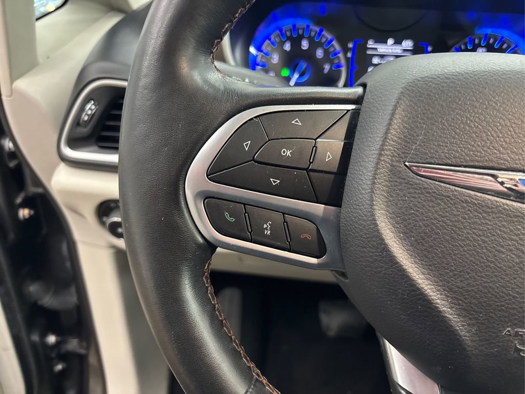 Used 2019 Chrysler Pacifica Touring-L image 27