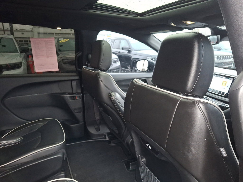 Used 2023 Chrysler Pacifica Limited w/ S Appearance Package image 14