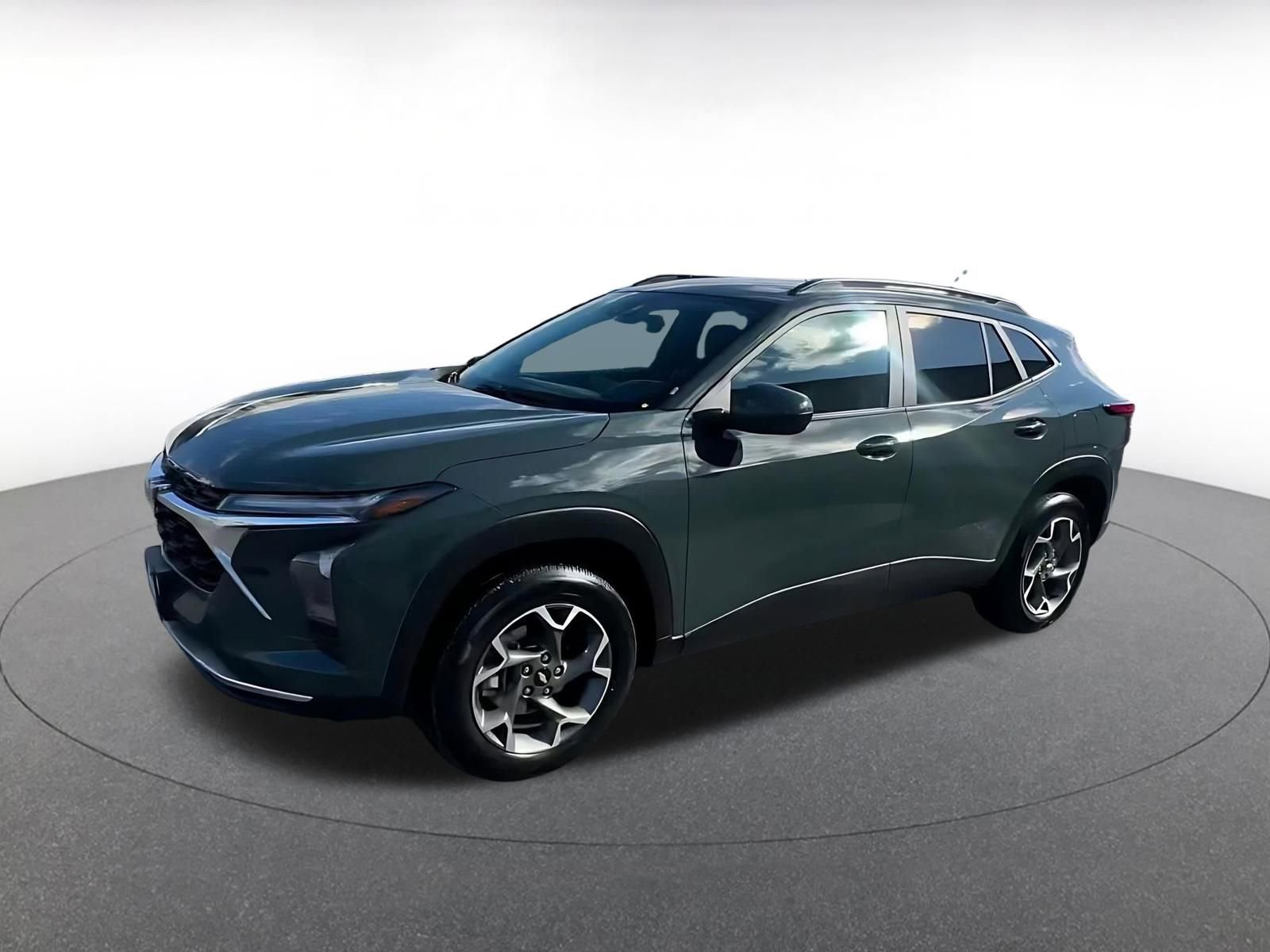 Used 2025 Chevrolet Trax LT w/ LT Convenience Package image 8