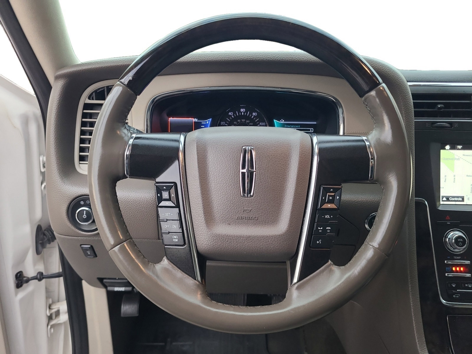 Used 2016 Lincoln Navigator Select image 12