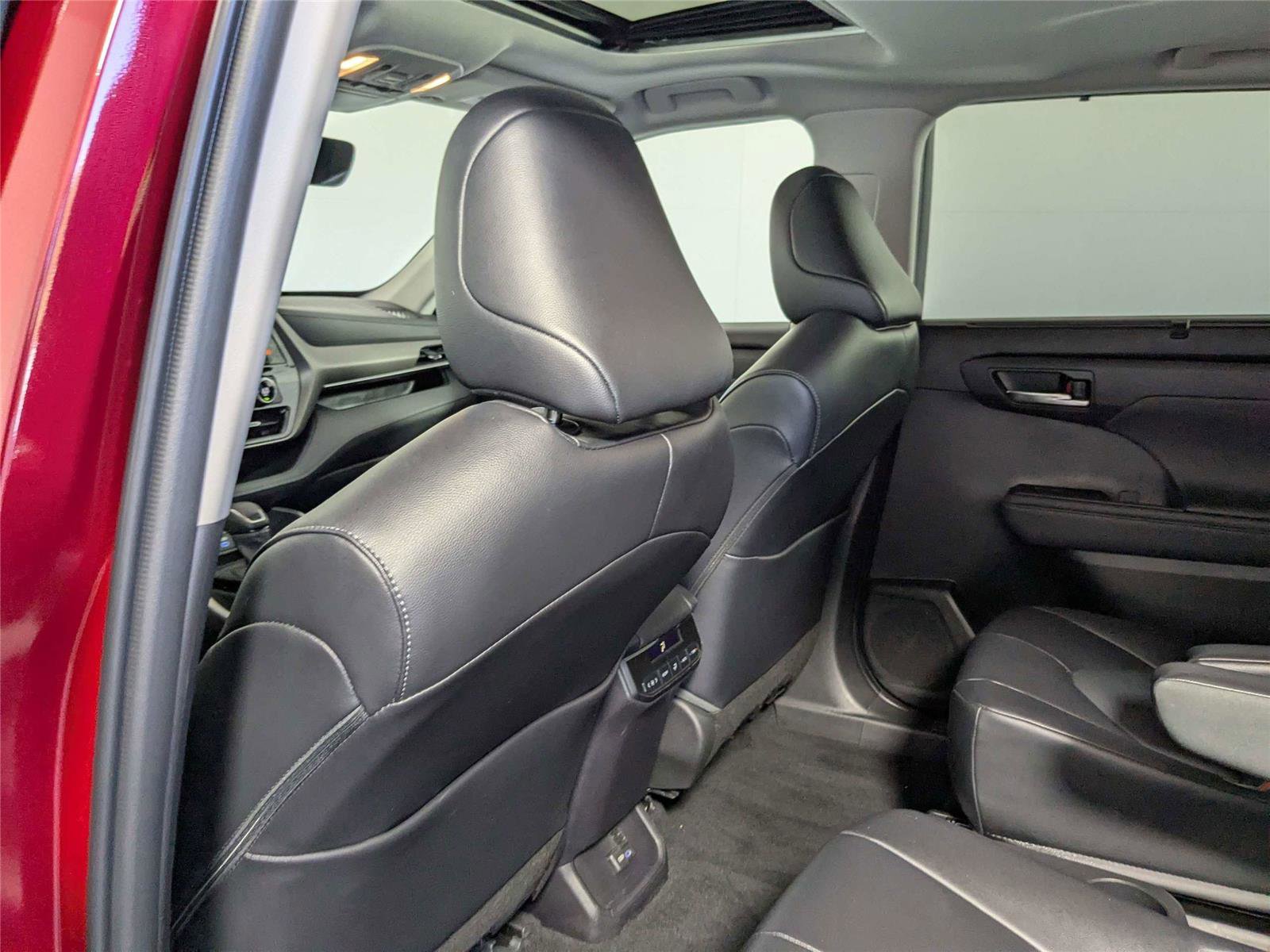 Used 2022 Toyota Highlander XLE image 37