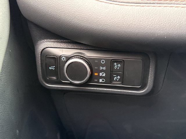 Used 2025 Ford Explorer Active AWD/4WD image 37