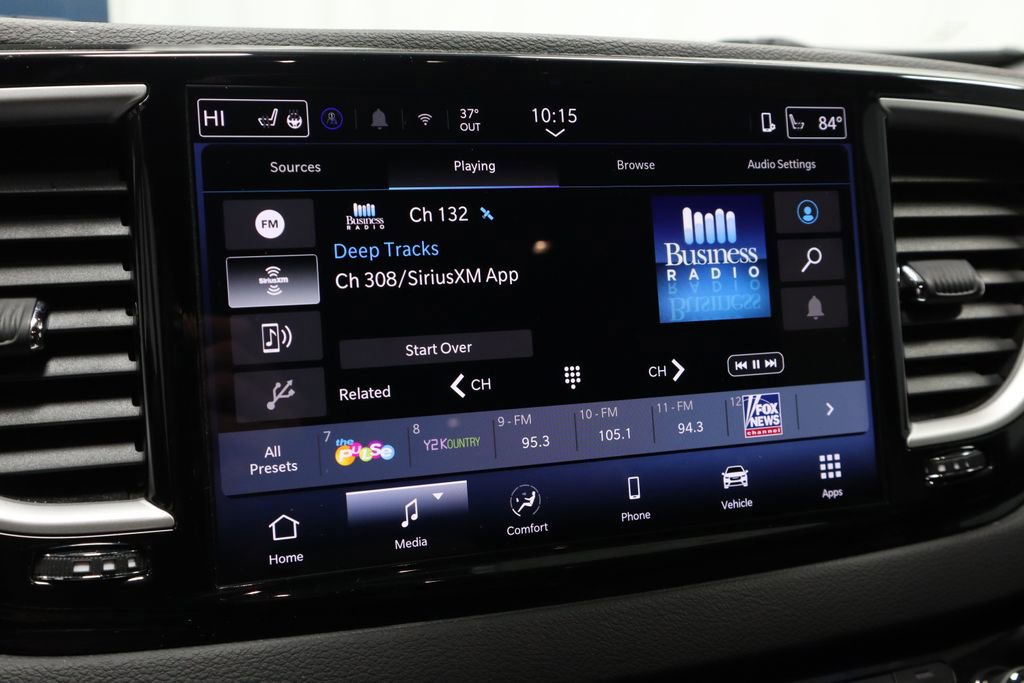 Used 2025 Chrysler Pacifica Select image 2