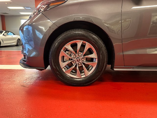 Certified 2025 Toyota Sienna XLE FWD image 27