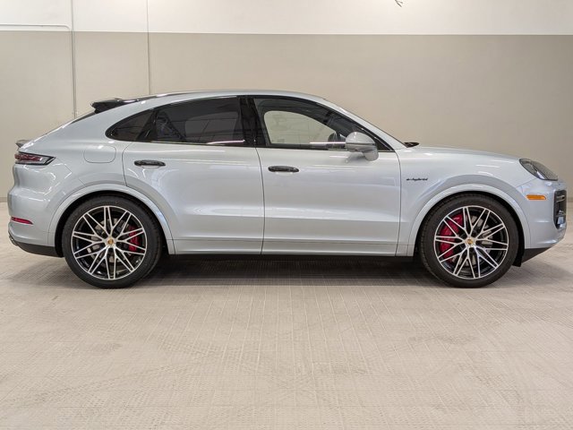 Used 2024 Porsche Cayenne Turbo image 8