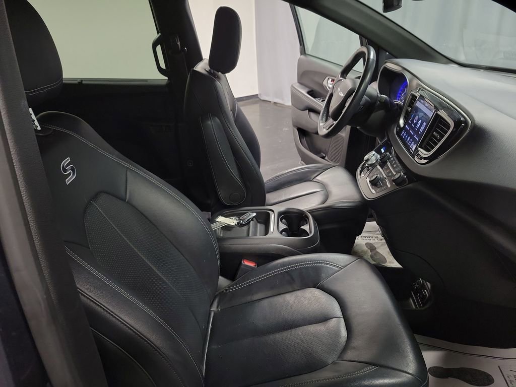 Used 2020 Chrysler Pacifica Touring-L w/ Advanced Safetytec Group image 24