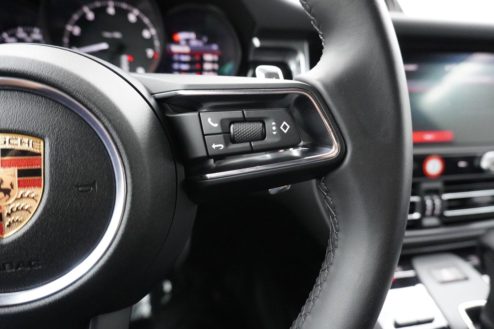 Certified 2025 Porsche Macan AWD/4WD image 22