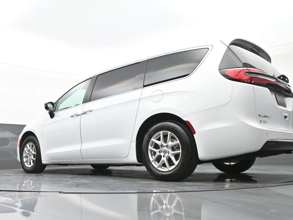 Used 2024 Chrysler Pacifica Touring-L image 36
