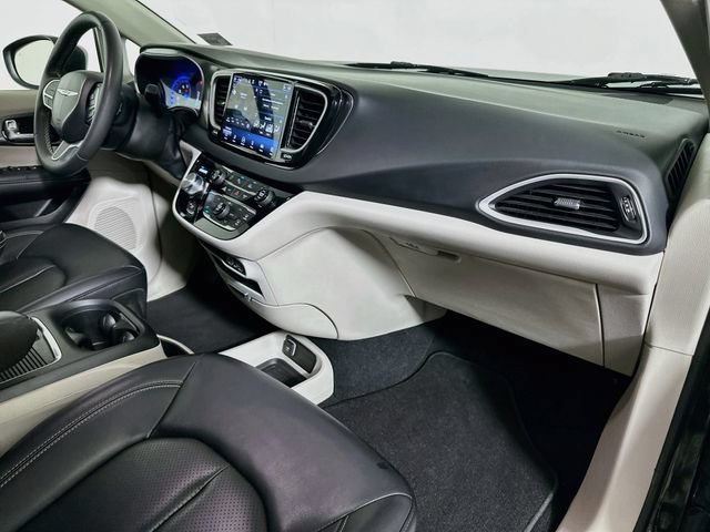 Used 2023 Chrysler Pacifica Touring-L FWD image 28