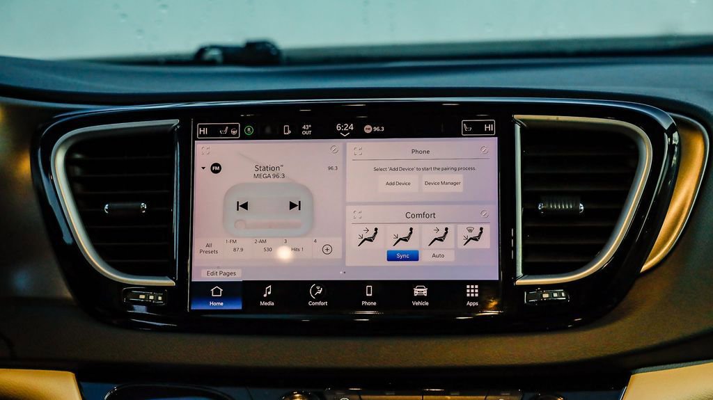 Certified 2024 Chrysler Pacifica Touring-L image 17