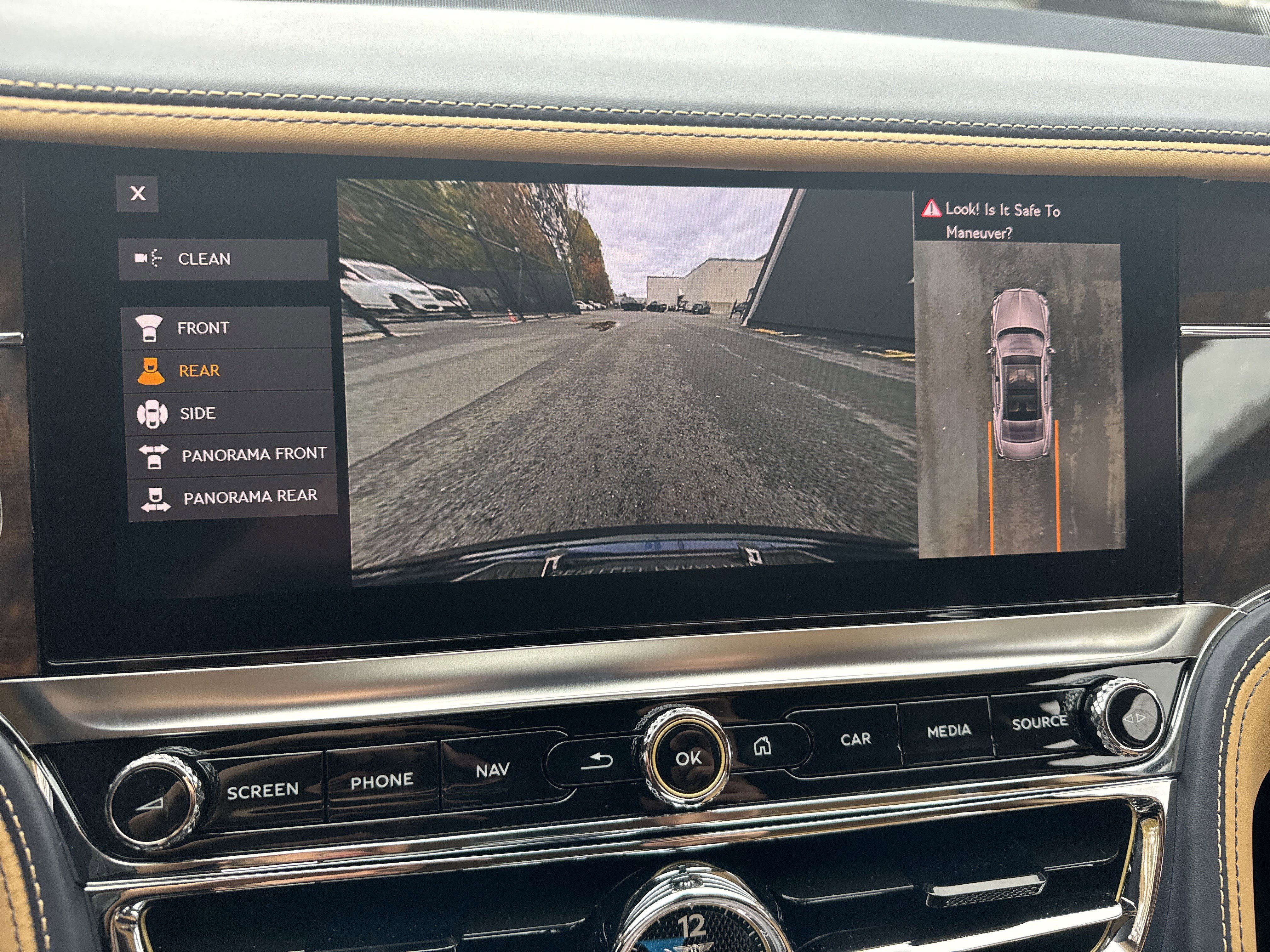 Used 2024 Bentley Flying Spur V8 image 27