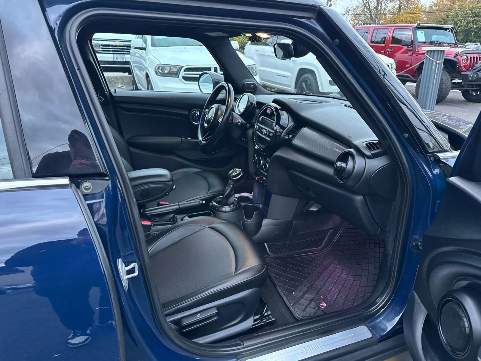 Used 2015 MINI Cooper 4-Door Hardtop image 25