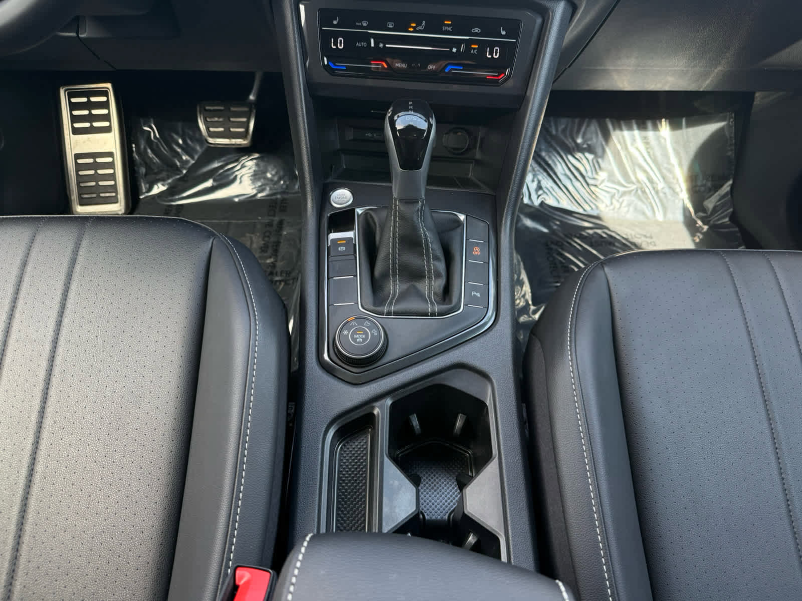 Certified 2024 Volkswagen Tiguan SE R-Line image 27