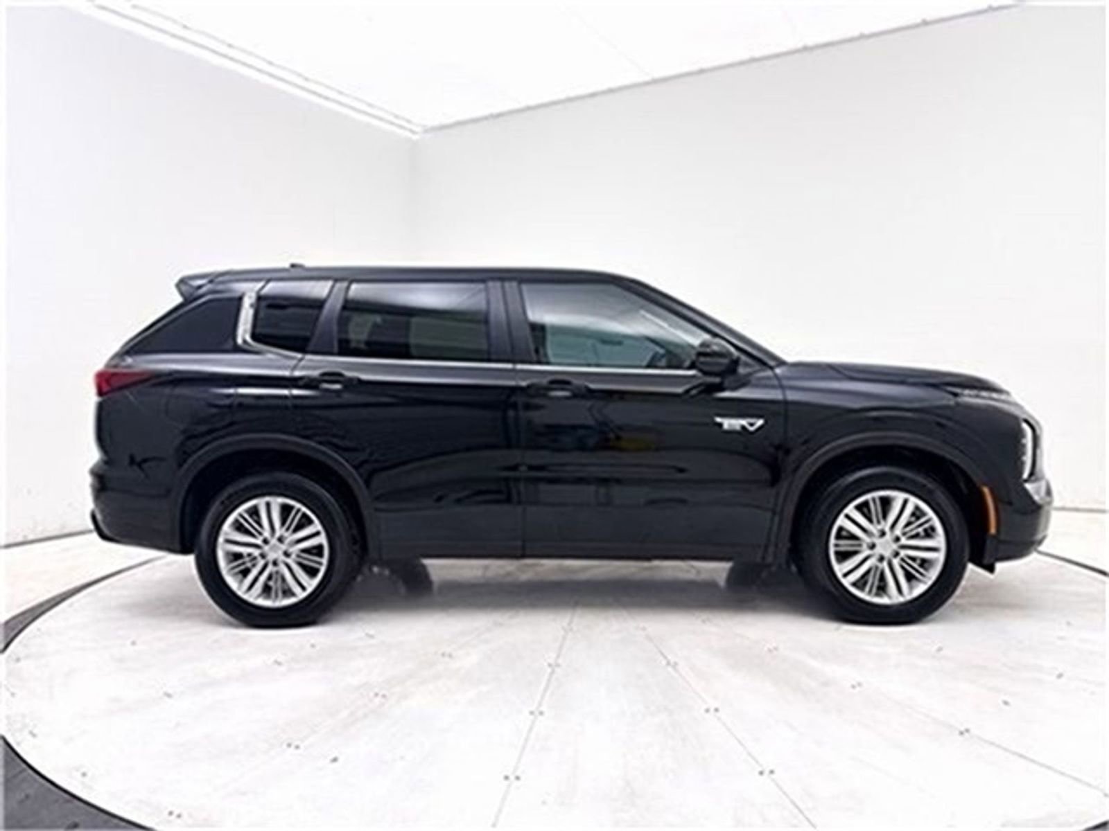 New 2025 Mitsubishi Outlander ES image 28