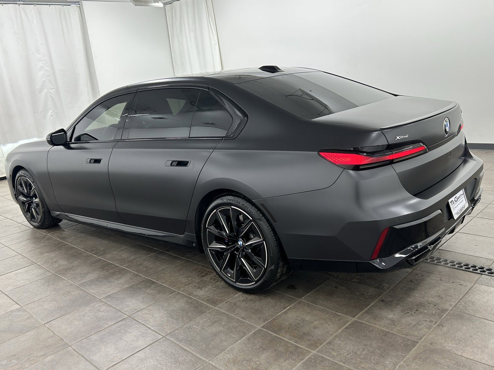 Used 2023 BMW 760i xDrive image 3