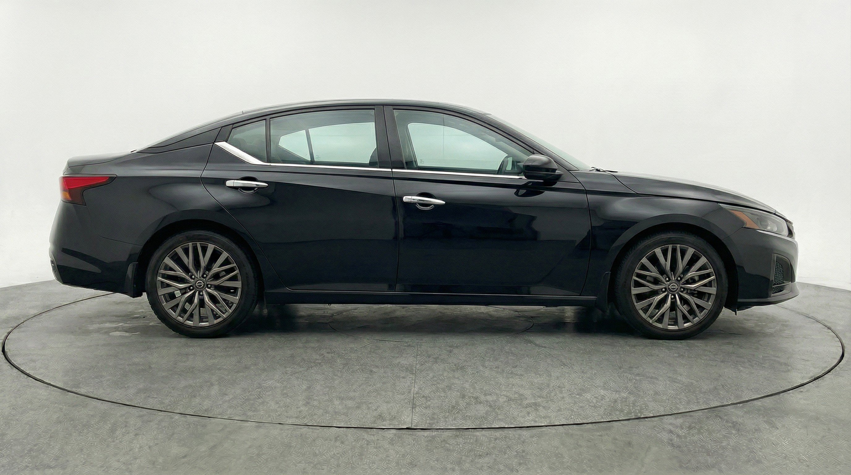 Used 2025 Nissan Altima 2.5 SV FWD image 11