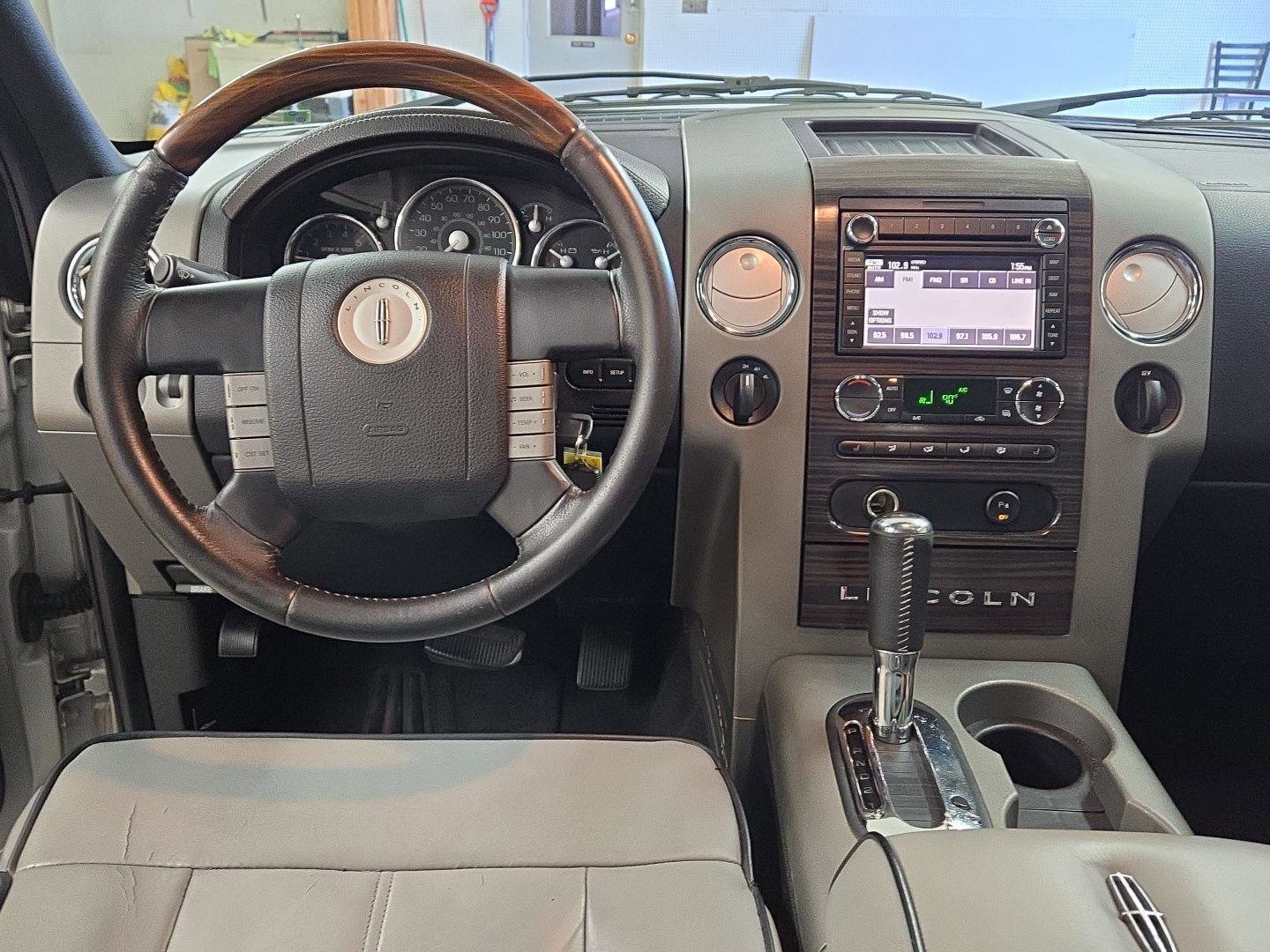 Used 2008 Lincoln Mark LT 4x4 image 2