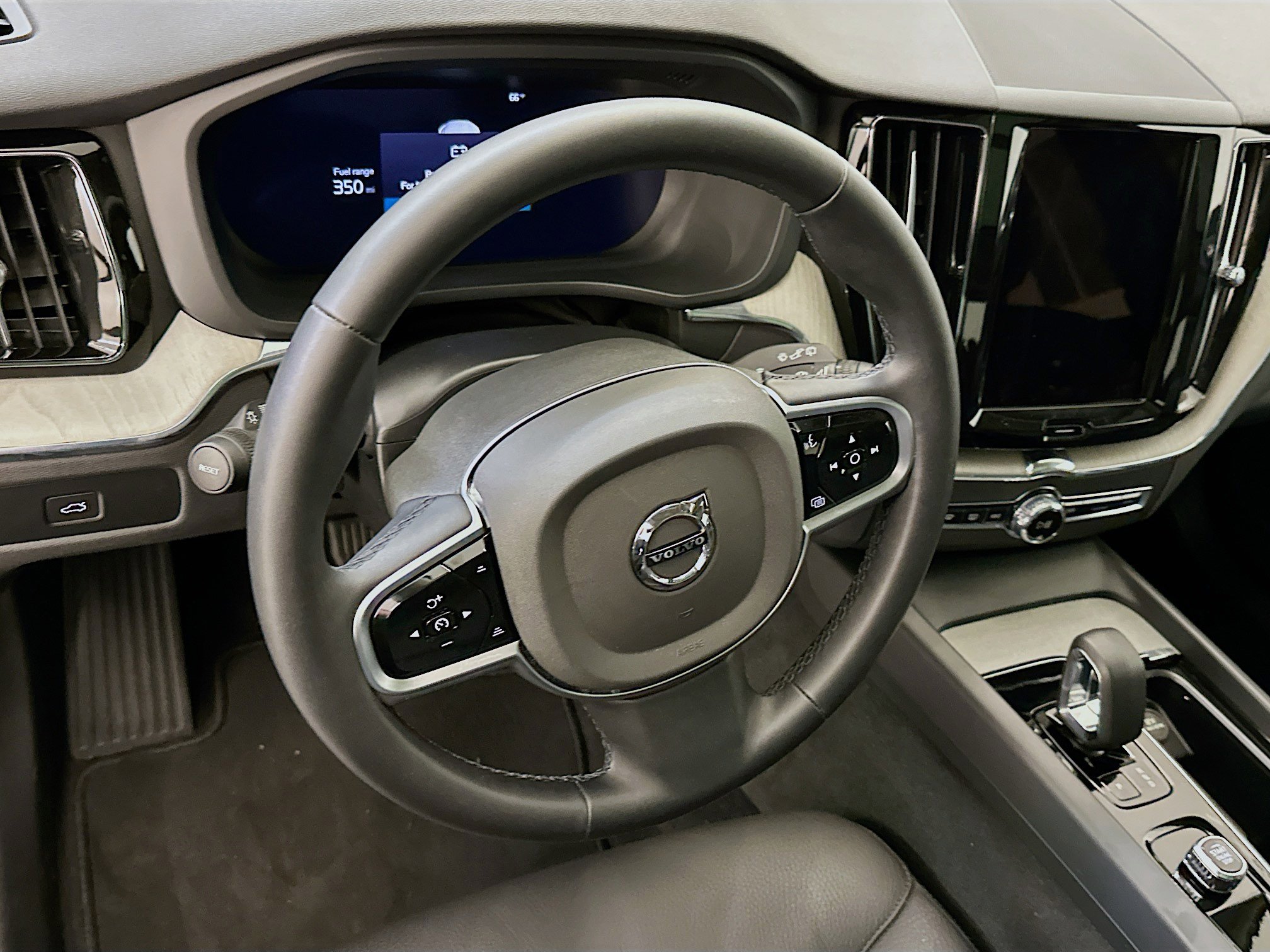 Used 2025 Volvo XC60 B5 Plus image 18