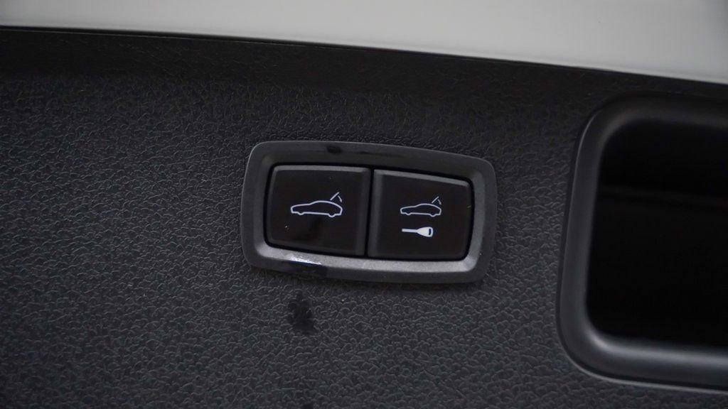 Used 2025 Porsche Macan AWD/4WD image 14