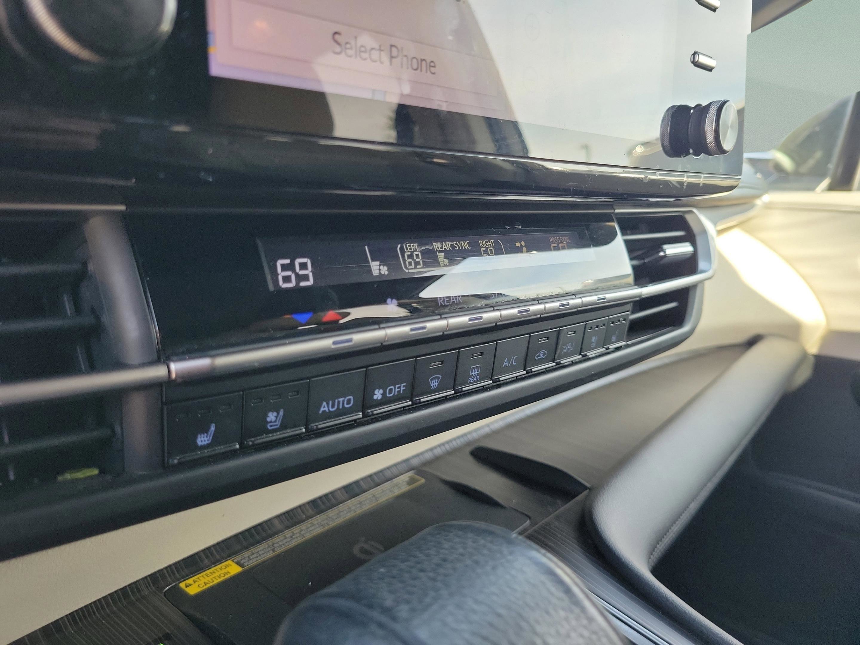 Used 2021 Toyota Sienna Limited image 16