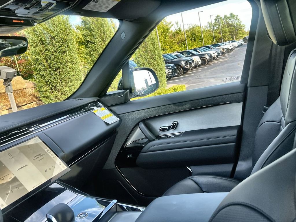 Used 2025 Land Rover Range Rover Sport SE image 13