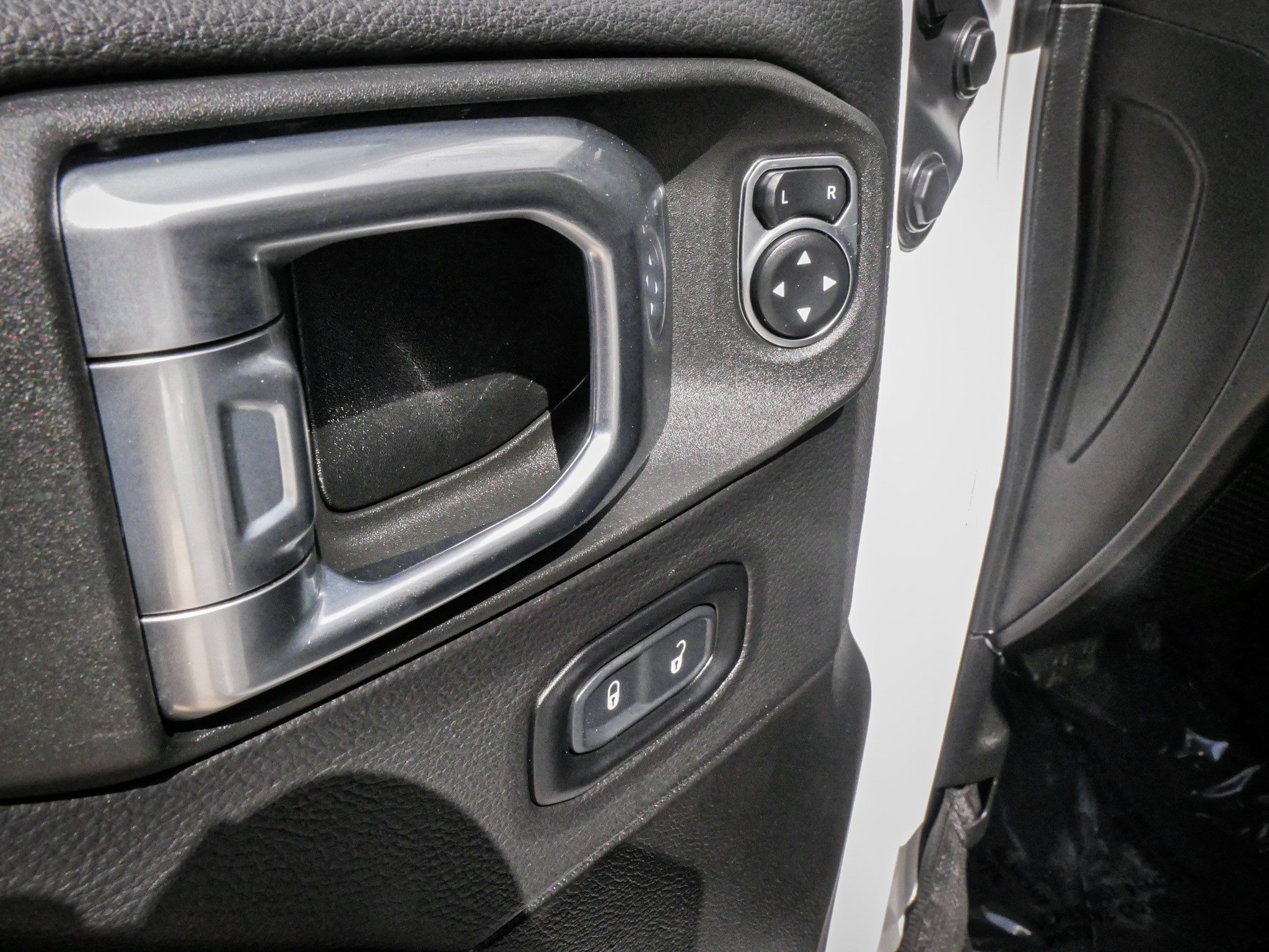 Used 2022 Jeep Wrangler Unlimited Rubicon 4xe w/ Cold Weather Group AWD/4WD image 15
