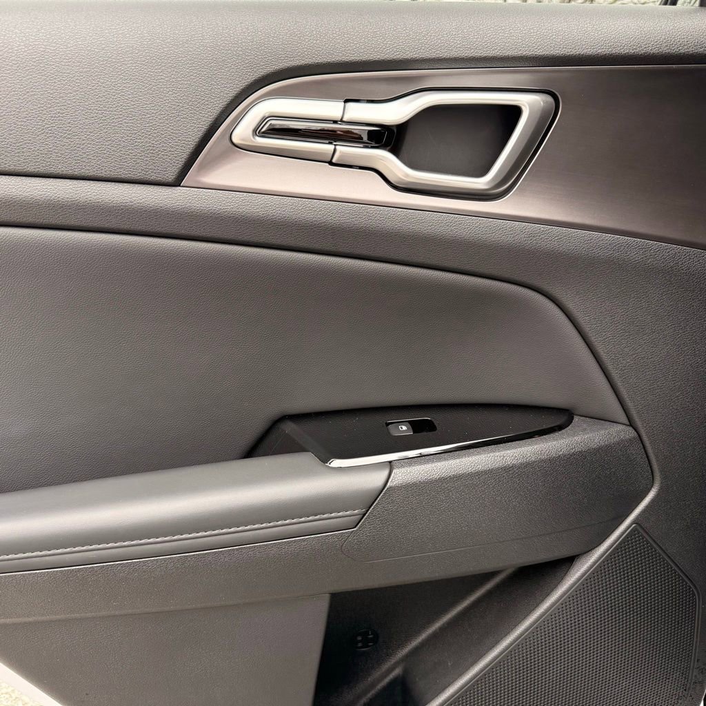 Used 2025 Kia Sportage EX image 33