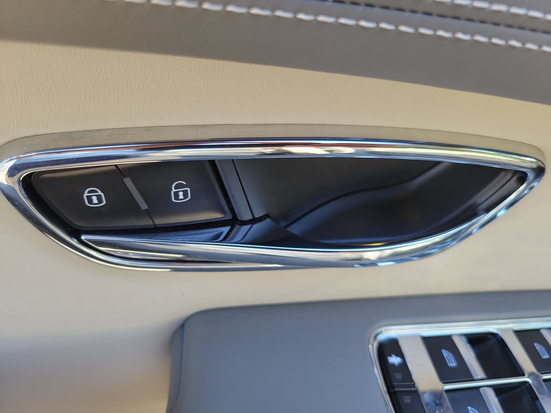 Certified 2023 Bentley Bentayga Plug-In Hybrid AWD/4WD image 27