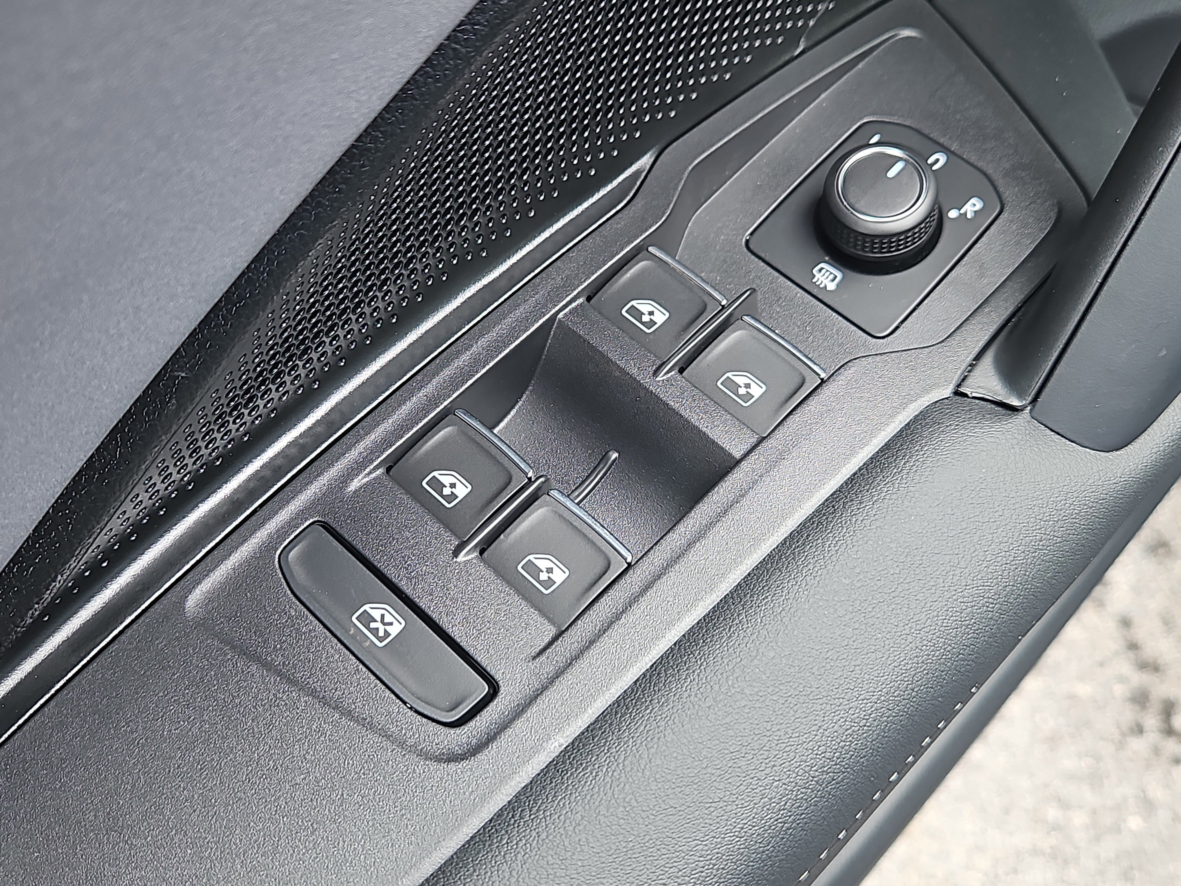 New 2026 Volkswagen Tiguan SE R-Line image 6