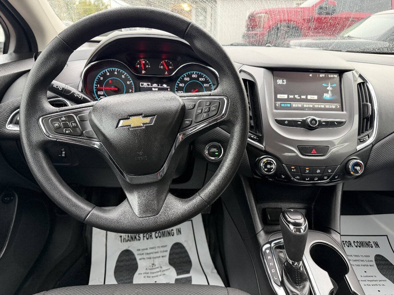 Used 2018 Chevrolet Cruze LT w/ Convenience Package FWD image 4