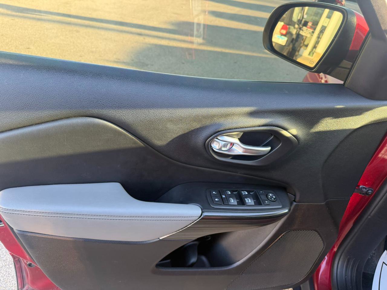 Used 2014 Jeep Cherokee Limited image 9