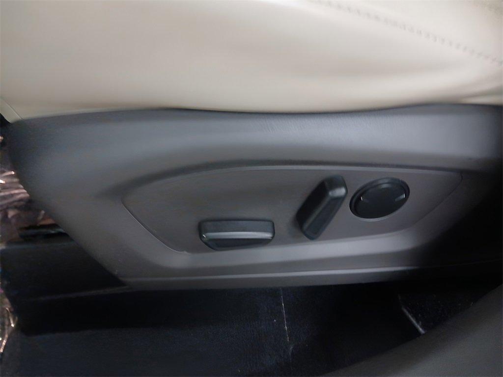 Used 2023 Ford Explorer Platinum w/ Technology Package image 18