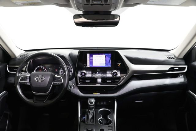 Used 2023 Toyota Highlander XLE image 12